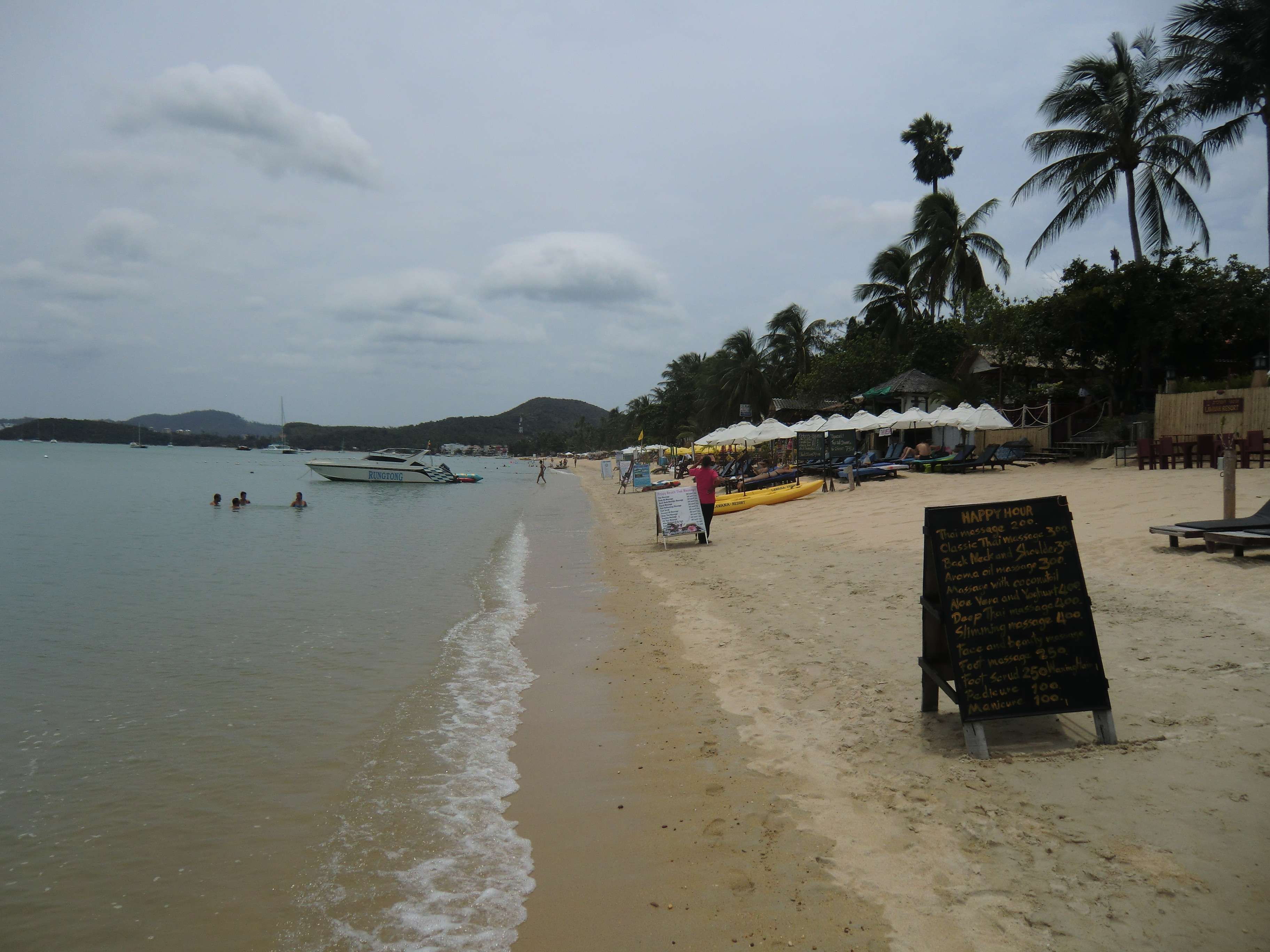 der "Bo Phut" Strand rechtsseitig 